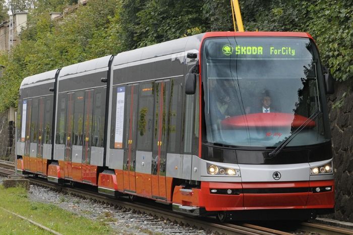 Praha horko těžko dohání manko v neklimatizovaných tramvajích 15T
