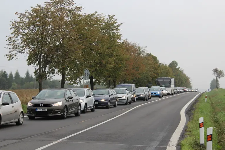 Na Dny NATO míří davy lidí ze všech stran, okolo letiště se tvoří dlouhé kolony