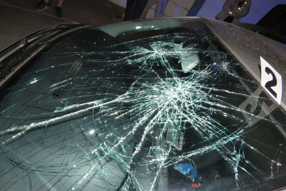 Sebevrah v Plzni přežil skok na jedoucí auto. Za jeho poničení teď půjde k soudu