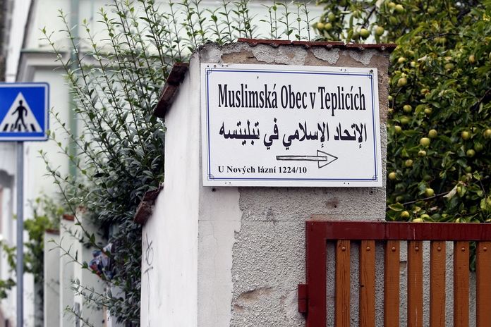 Tepličtí muslimové cílem útoku. Modlitebnu někdo pomaloval hákovými kříži a k prahu pohodil slepici bez hlavy