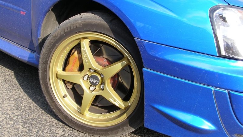 Kde vzalo Subaru zlatá kola? Z chyby se stala ikonická kombinace