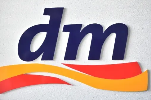 Drogerie dm čelí žalobě kvůli lékům. Německým zákazníkům je bez předpisu posílá z Česka