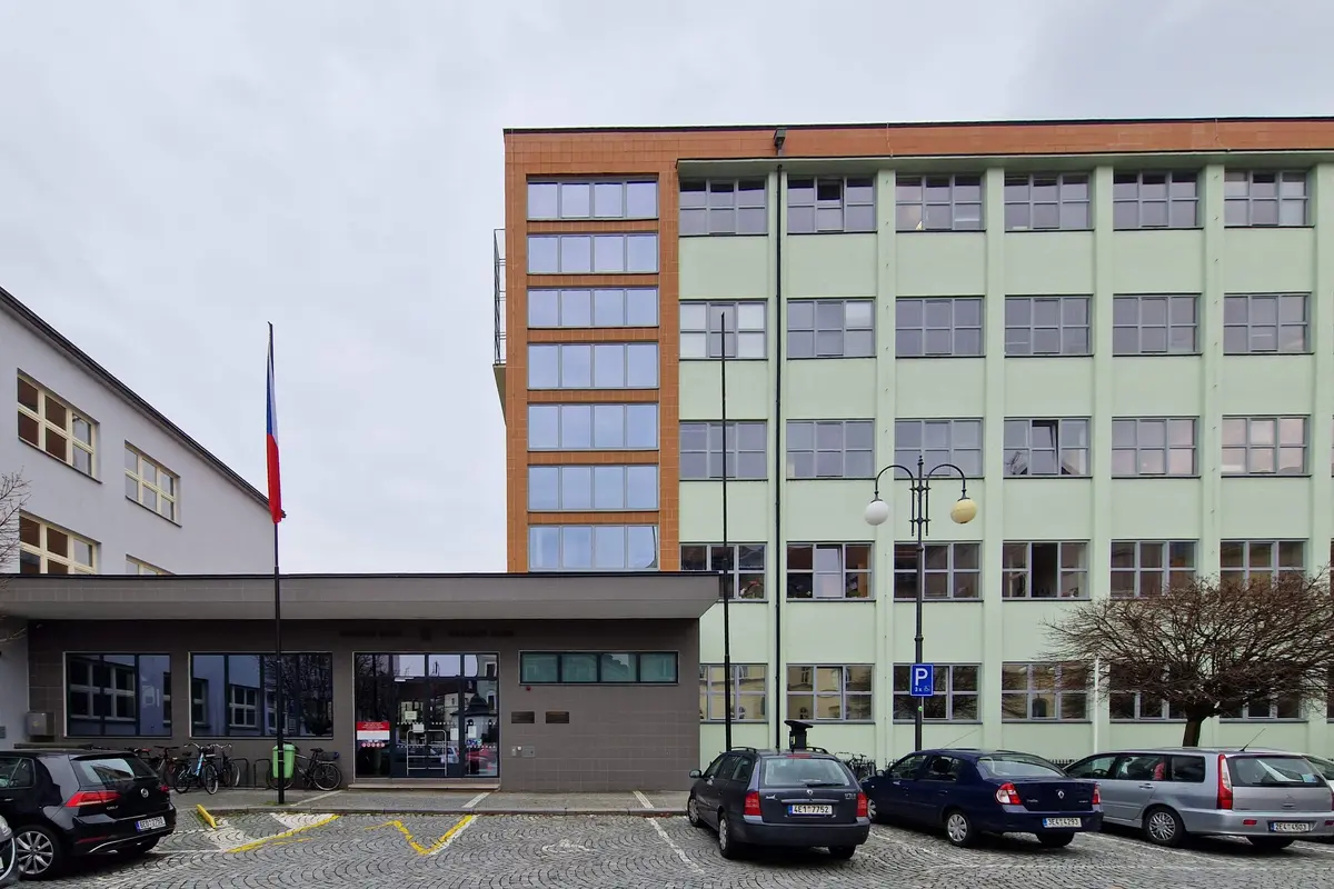 Mladistvý bodl partnera své matky nožem do břicha, za vraždu dostal 3,5 roku