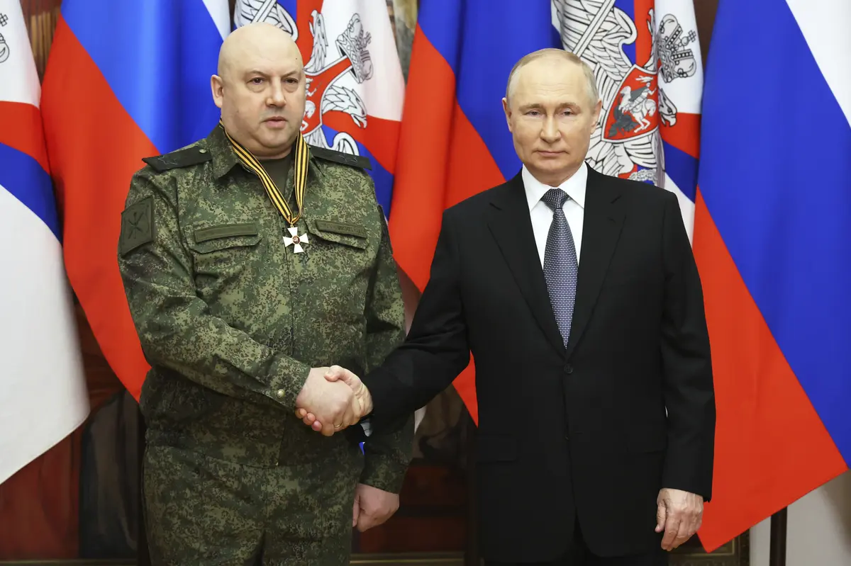 Generál Armagedon se vrací. Putin znovu povolal do velení armády obávaného Sergeje Surovikina