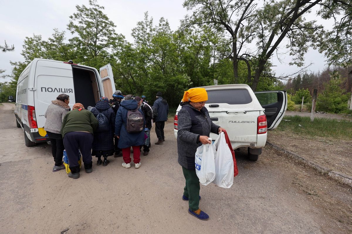 Česká sanitka evakuuje Ukrajince v místě tvrdých bojů