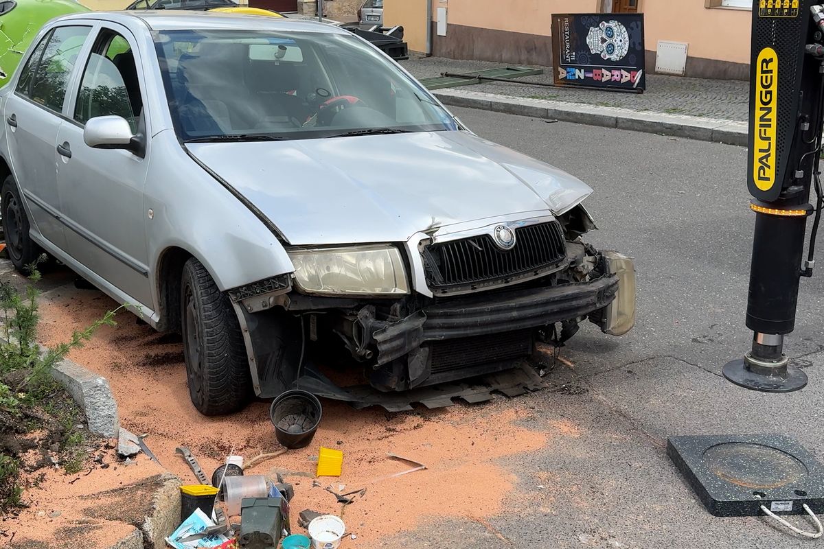 Řidič fabie v Praze prorazil zábradlí, zdemoloval kontejnery a auta