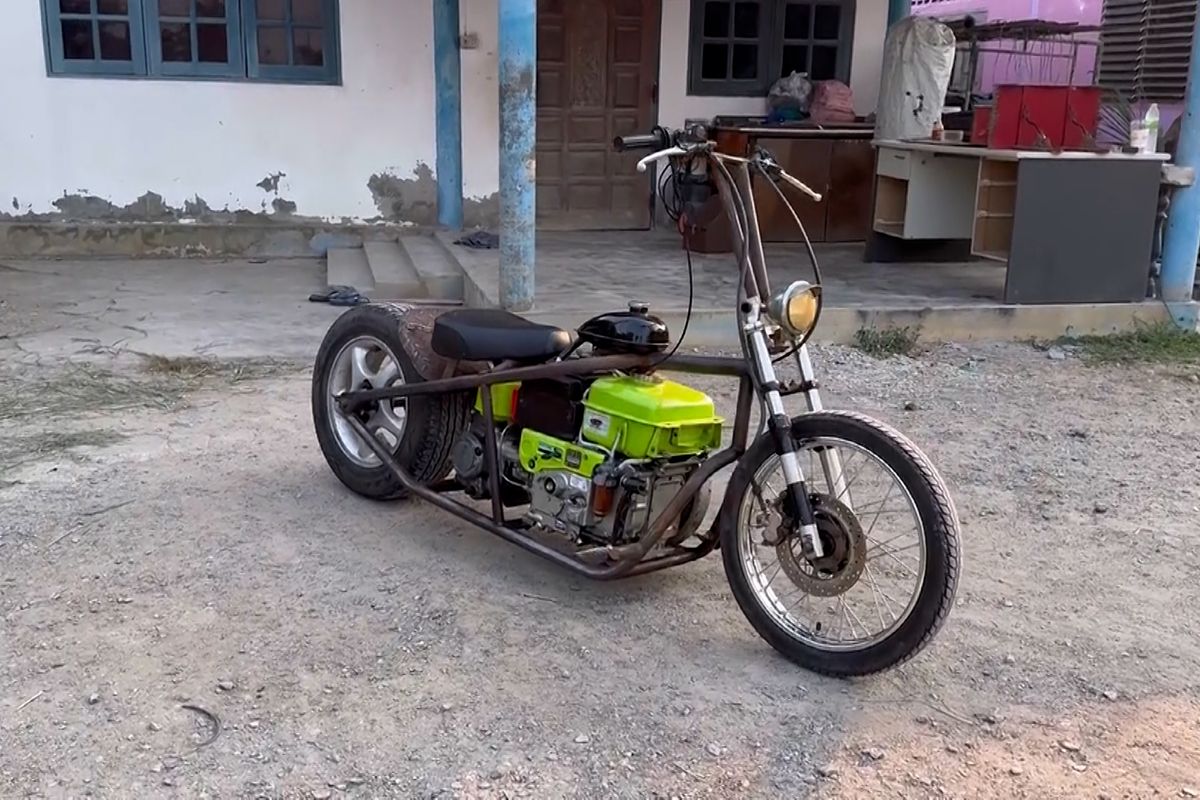Nadšenec si postavil motorku ze starého traktoru. Litr paliva mu prý vydrží tři týdny