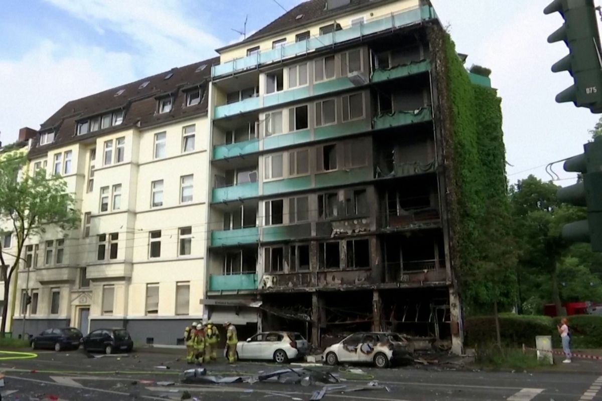 Výbuch a požár zničily obytný dům v Düsseldorfu. Nejméně tři mrtví, dva našli na schodišti 