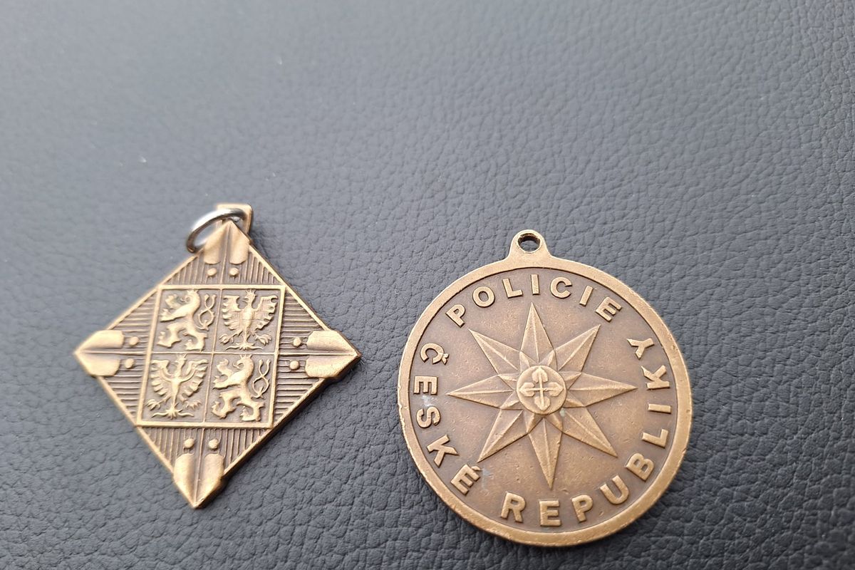 Policisté našli medaile ukradené z hrobu jejich kolegy. Zloděj je víc než rok používal jako klíčenku
