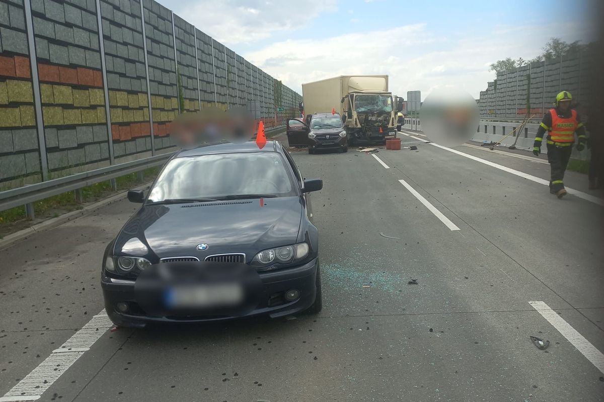 Silnice na Slovensko je uzavřená. Za Třincem havarovalo osm aut