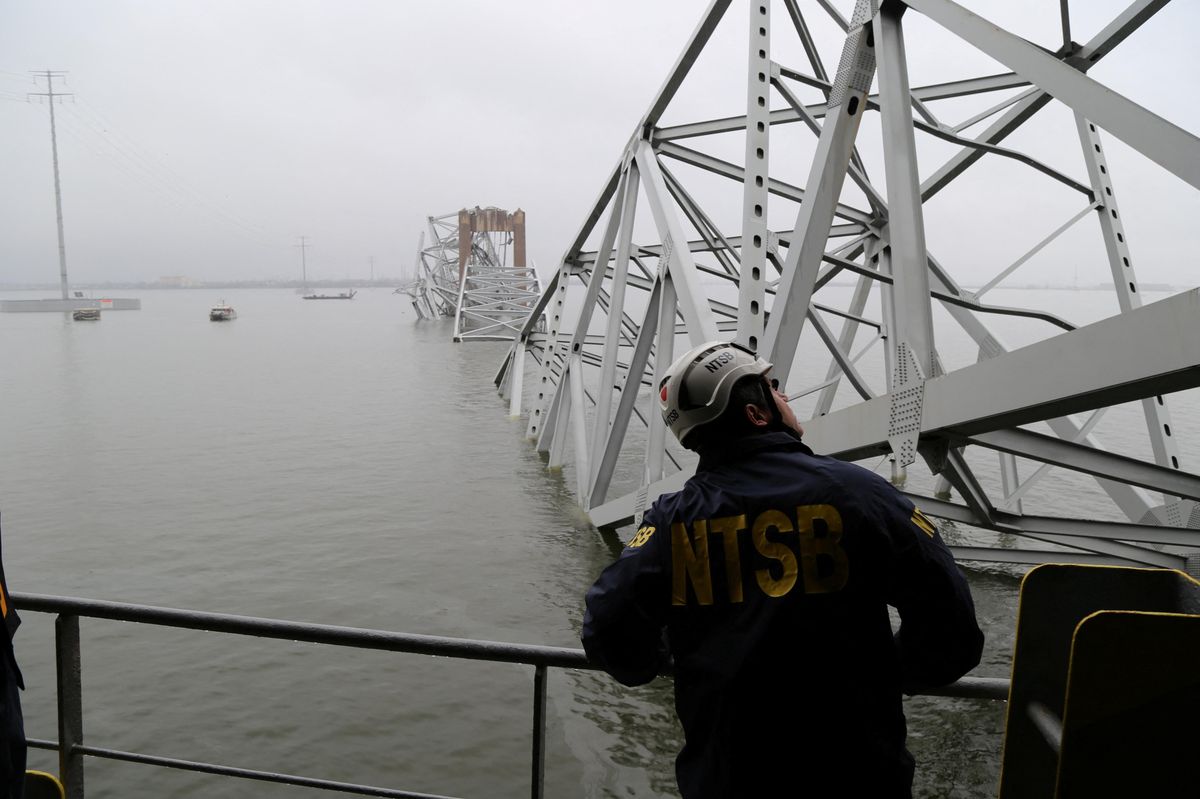 Loď v Baltimoru převážela nebezpečný materiál, narušené kontejnery spadly do vody