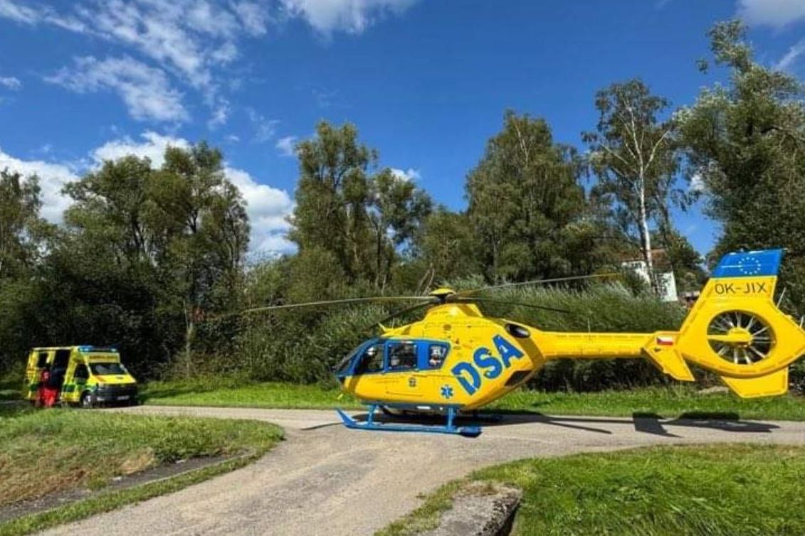 Srážka na jihu Čech. Mladý motorkář předjížděl auto s karavanem, to začalo odbočovat