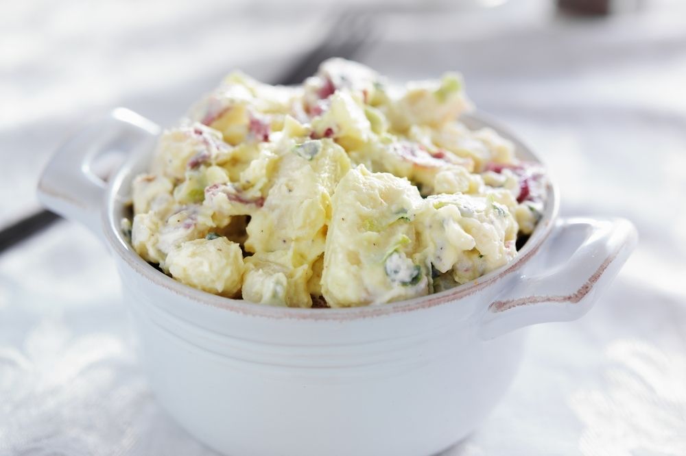 Rekordní úroda srazila cenu brambor. Část vánočního salátu však často letí do koše