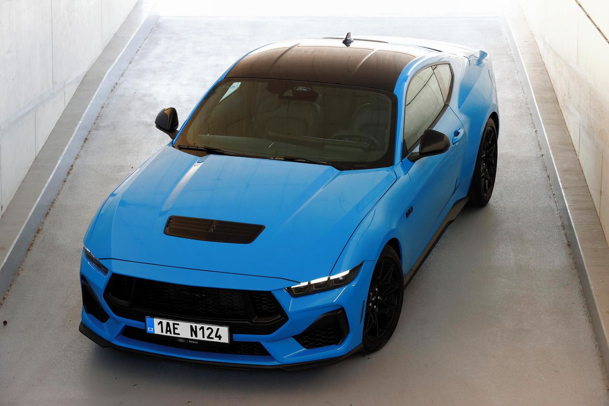 Žena na Plzeňsku vypadla při jízdě z mustangu. Chtěla uvolnit skřípnutý pás