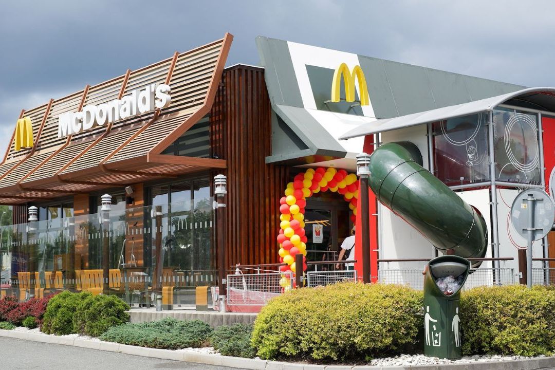 McDonald's má billboardy bez jídla. Kvůli ramadánu