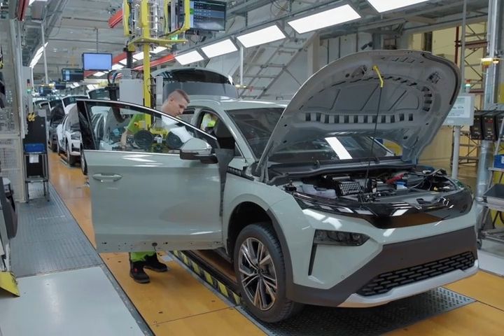 Vyplatí se elektromobil, nebo spalovací motor? Záleží na tom, kde řidič nabíjí