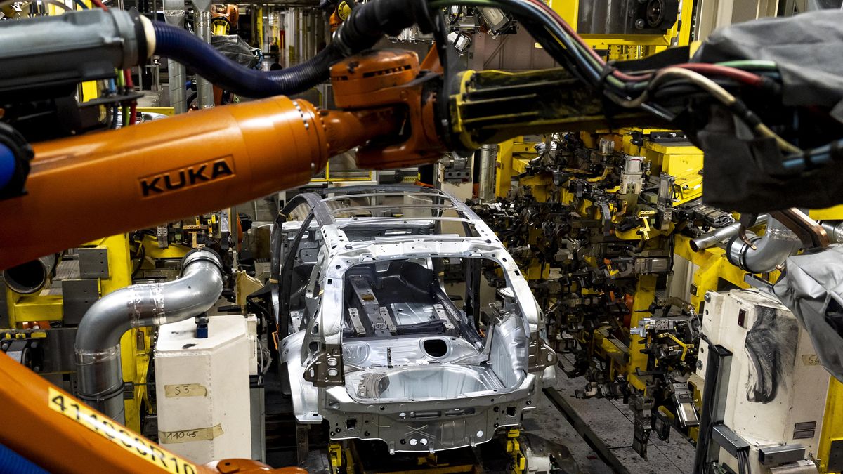 Trump chce zavést cla na roboty ve výrobě, auta kvůli tomu mohou zdražit