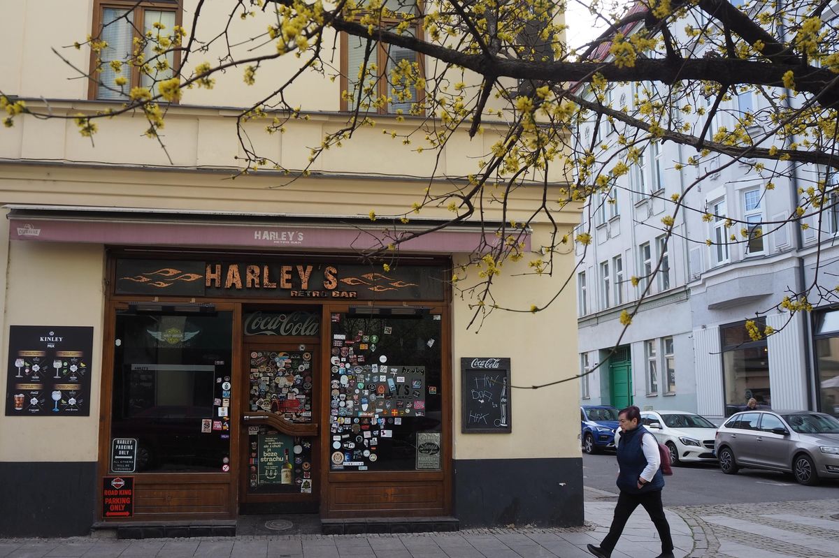 Soumrak diskoték a barů. Útraty padají, mladí se baví jinak