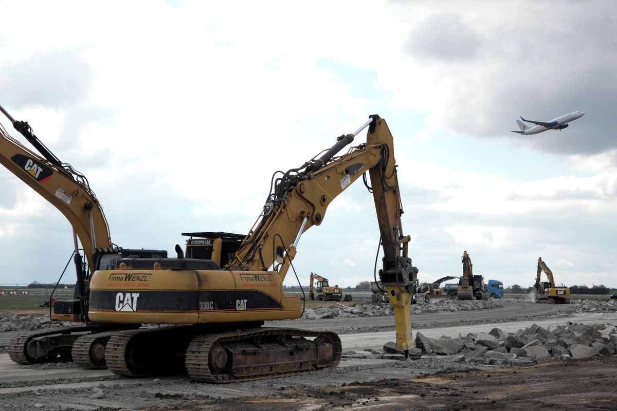 Pražské letiště na několik měsíců uzavřelo hlavní přistávací dráhu