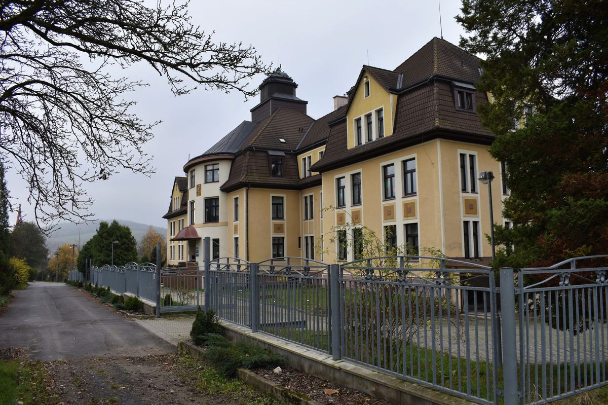 Žily tu vietnamské děti, chovanec tam zabil vychovatelku. Bývalou polepšovnu v Chrastavě teď obsadí armáda