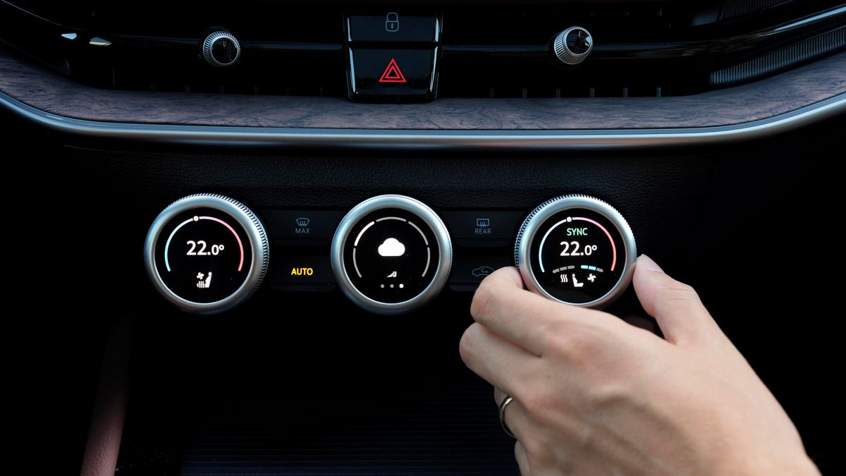 Kolik stojí vychladit interiér auta a jak dlouho vydrží elektromobil v rozpálené koloně