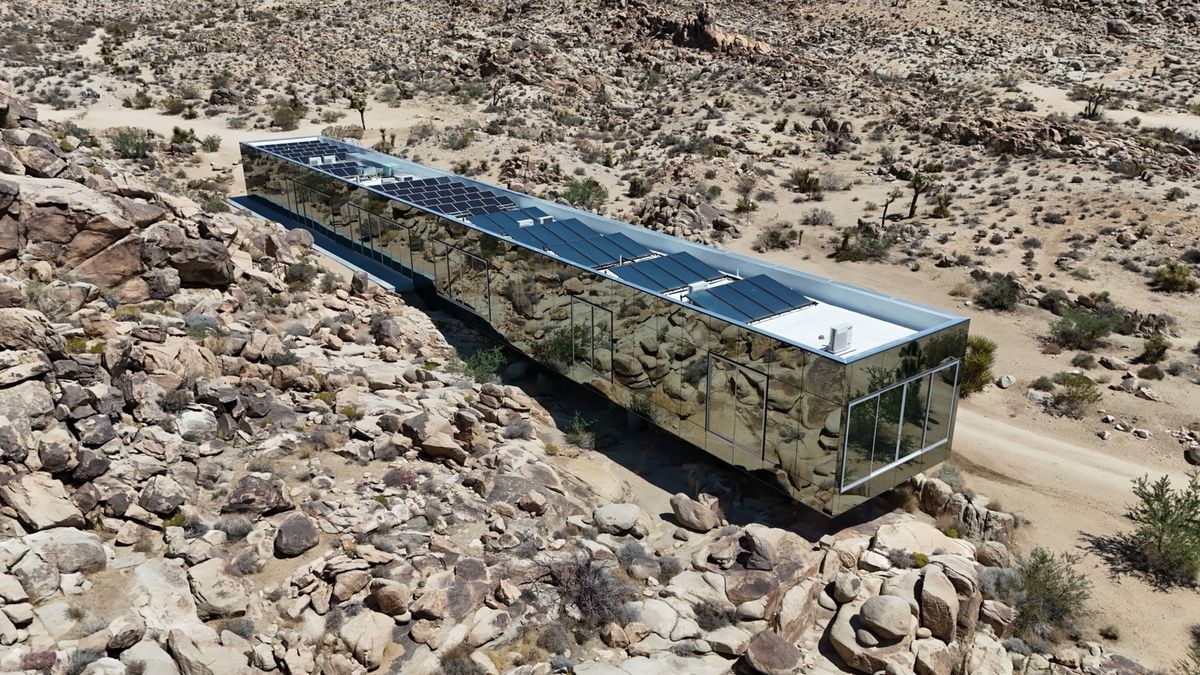 Neviditelný dům se skrývá v poušti a čerpá energii ze slunce
