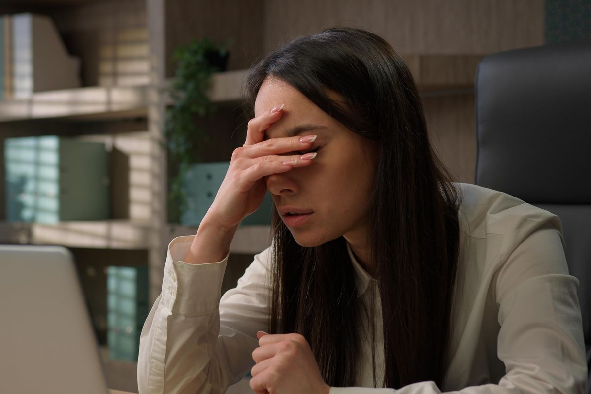 Žena v Liberci přinesla osobně podvodníkům 800 tisíc v hotovosti, dalších 200 jim pak poslala na účet