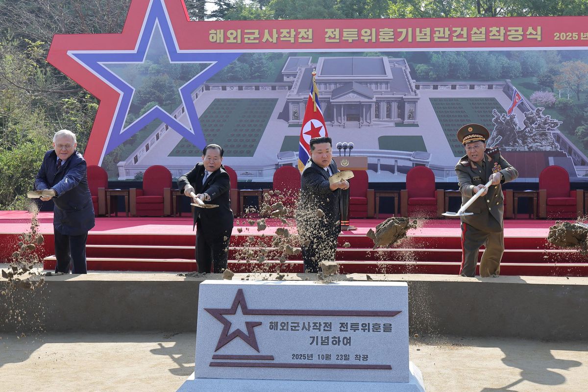 FOTO: Kim popadl lopatu a uctil „hrdiny“, kteří padli po boku Rusů