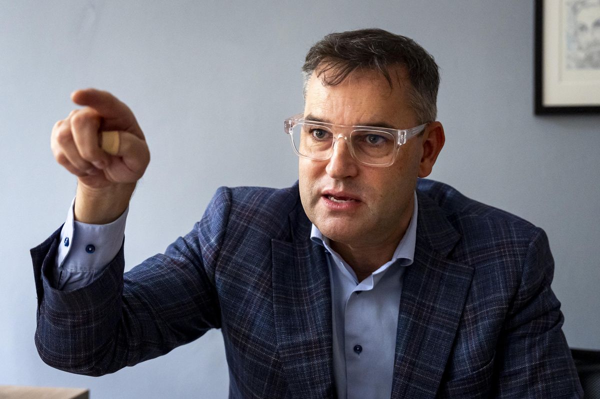 Rozpočet ani nepředstírá soulad se zákonem, kritizuje Hampl. Schillerová to odmítá