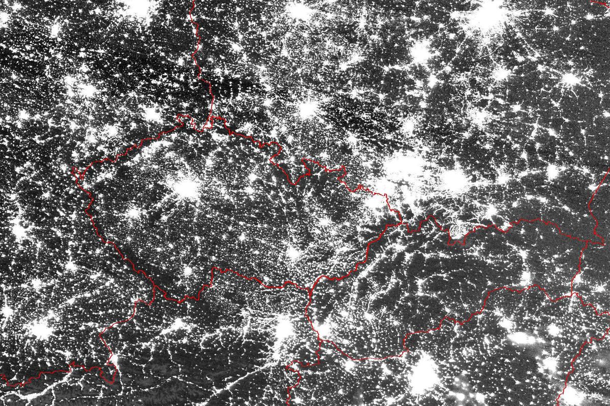Světelný smog se snižuje, problém ale může být modré světlo, říká vědkyně
