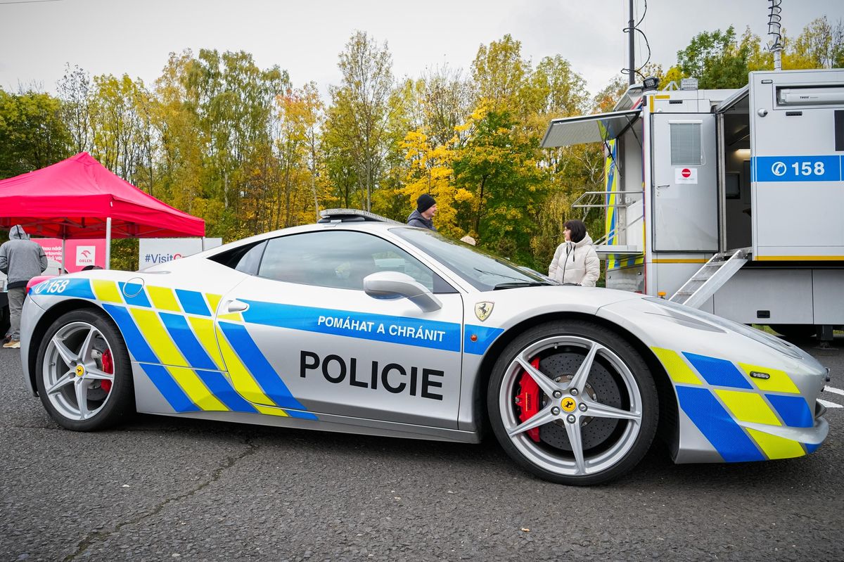 FOTO: Policie na autodromu v Mostě ukázala služební Ferrari