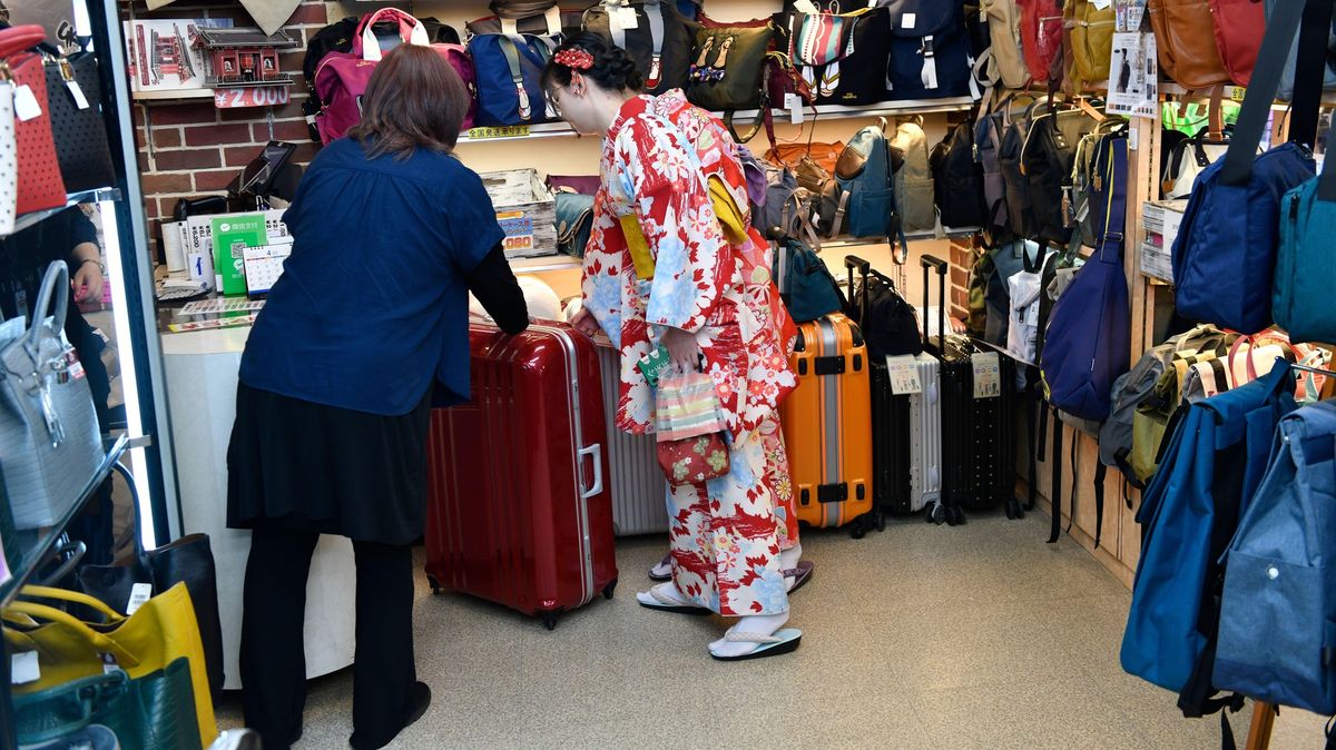 Japonsko čelí fenoménu opuštěných kufrů