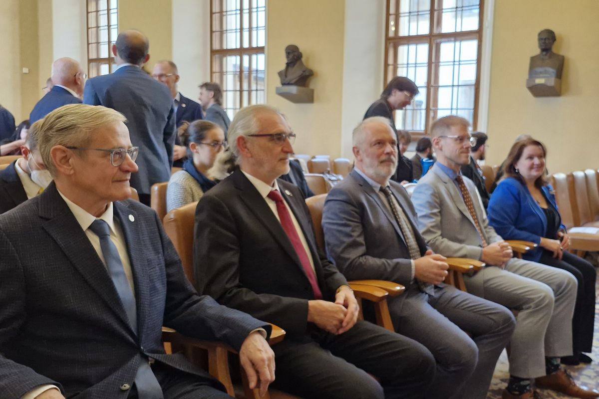 Univerzita Karlova zvolila nového rektora. Chemik Zima porazil obhajující Králíčkovou