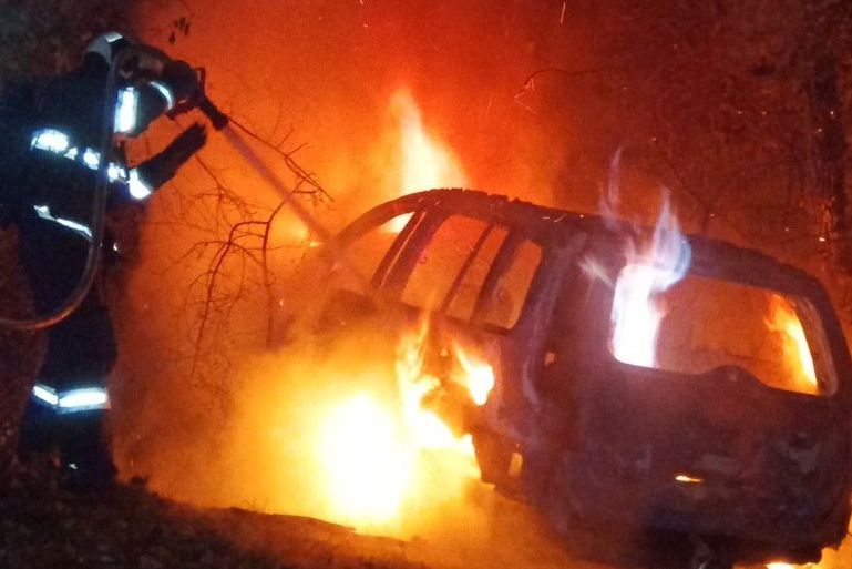 Po nehodě na jihu Čech začalo auto se třemi mladíky hořet