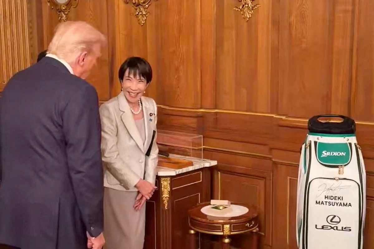 Trump dostal od japonské premiérky pozlacený golfový míček a hůl, s níž hrával bývalý premiér
