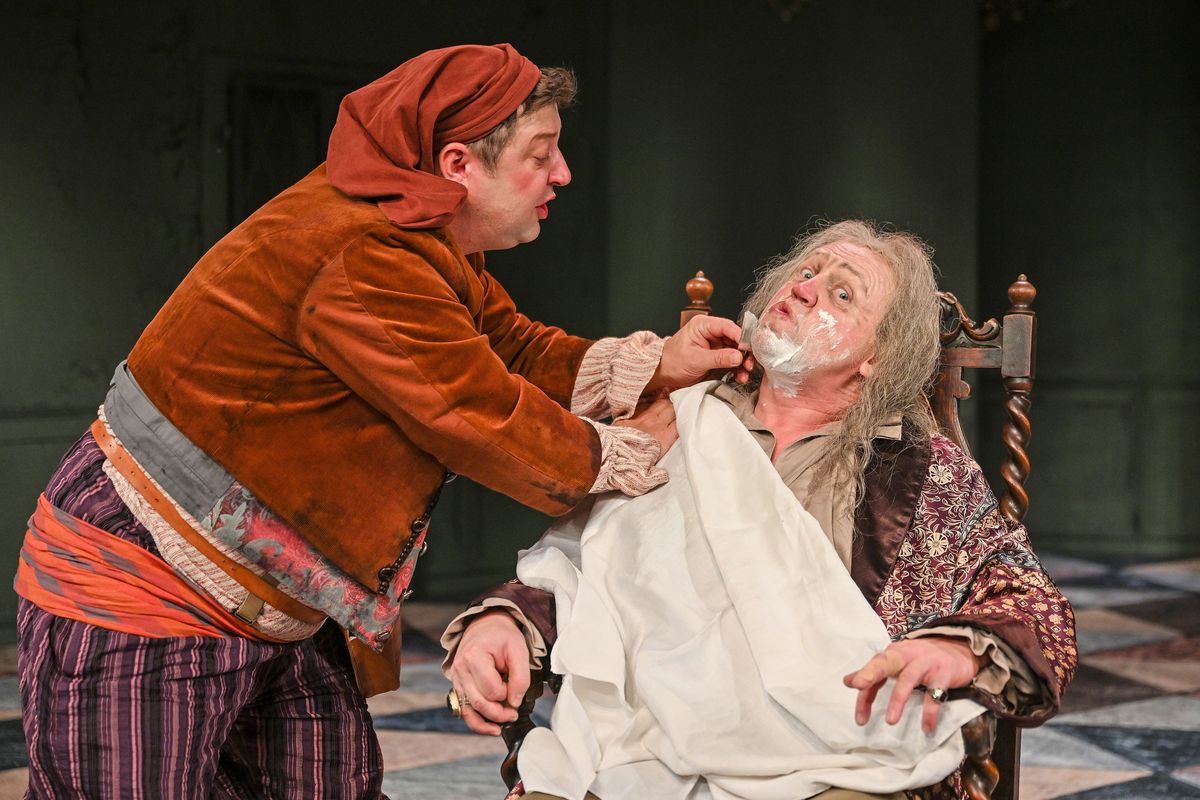 S ostrým jazykem i břitvou. Vtipný Lazebník sevillský opět na divadelních prknech