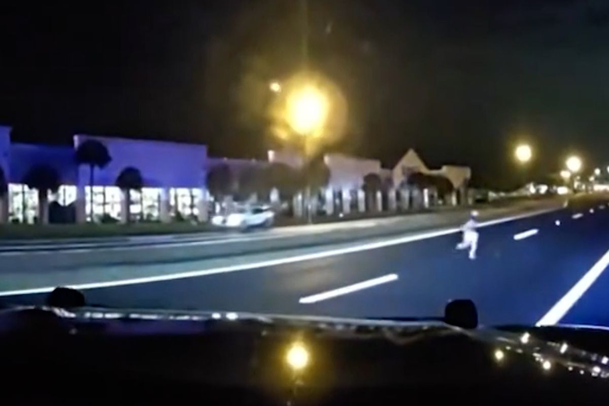 Policista zachránil dítě, které v noci pobíhalo po dálnici na Floridě