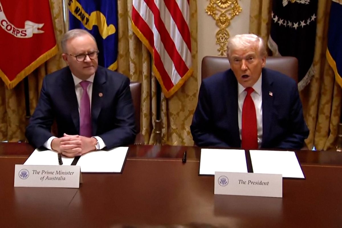 Aj, aj, aj, dávejte pozor! To zrcadlo má 400 let, nesmíte jej rozbít, káral Trump kameramana