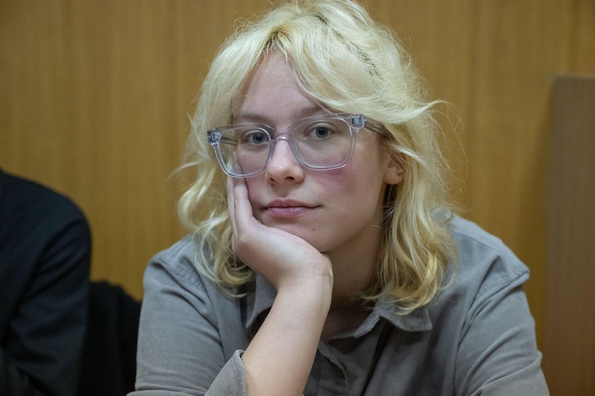 Ruská zpěvačka si u soudu vyslechla trest vězení a žádost o ruku