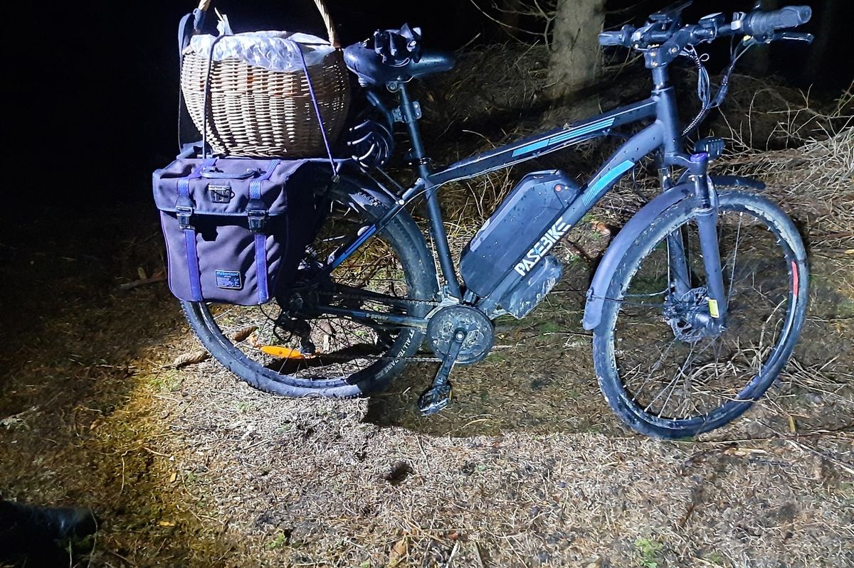 Policie pátrá po majiteli kola odstaveného v lese na Jesenicku