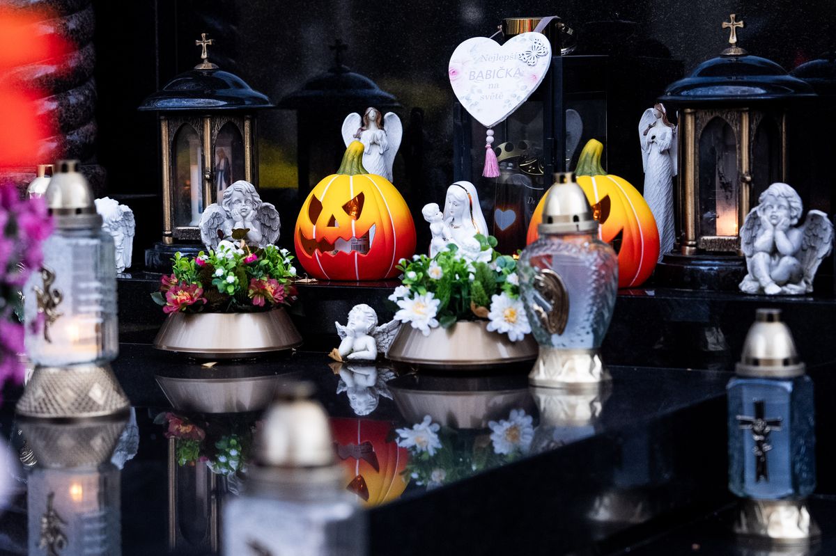 FOTO: Jak projevit úctu. Nejvíce zdobené hroby patří známým rodinám