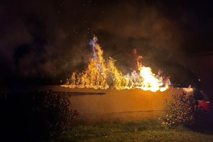 Na Táborsku shořela stodola, vedlejší dům hasiči zachránili