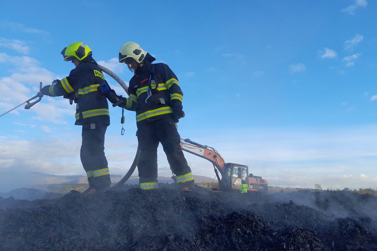 Hasiči po čtyřiadvaceti hodinách zlikvidovali požár štěpky na skládce u Litvínova