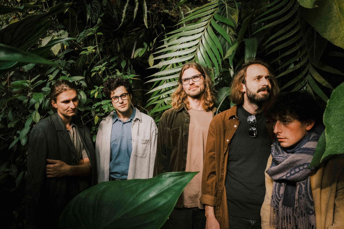 Island Mint mají klip z hor a křtí album. V Rumunsku jim dal peníze za koncert kněz