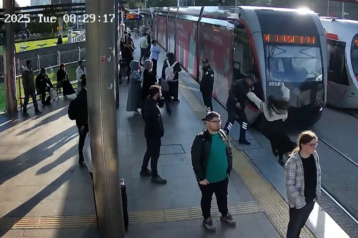 Žena se sluchátky si to v Turecku namířila přímo pod tramvaj, záchrana přišla v poslední chvíli