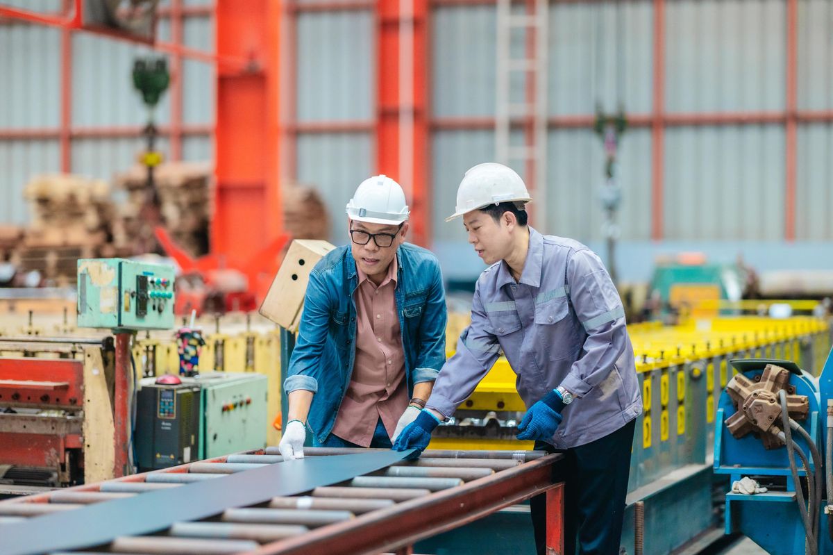 Výroba v čínských továrnách zpomaluje už sedm měsíců v řadě