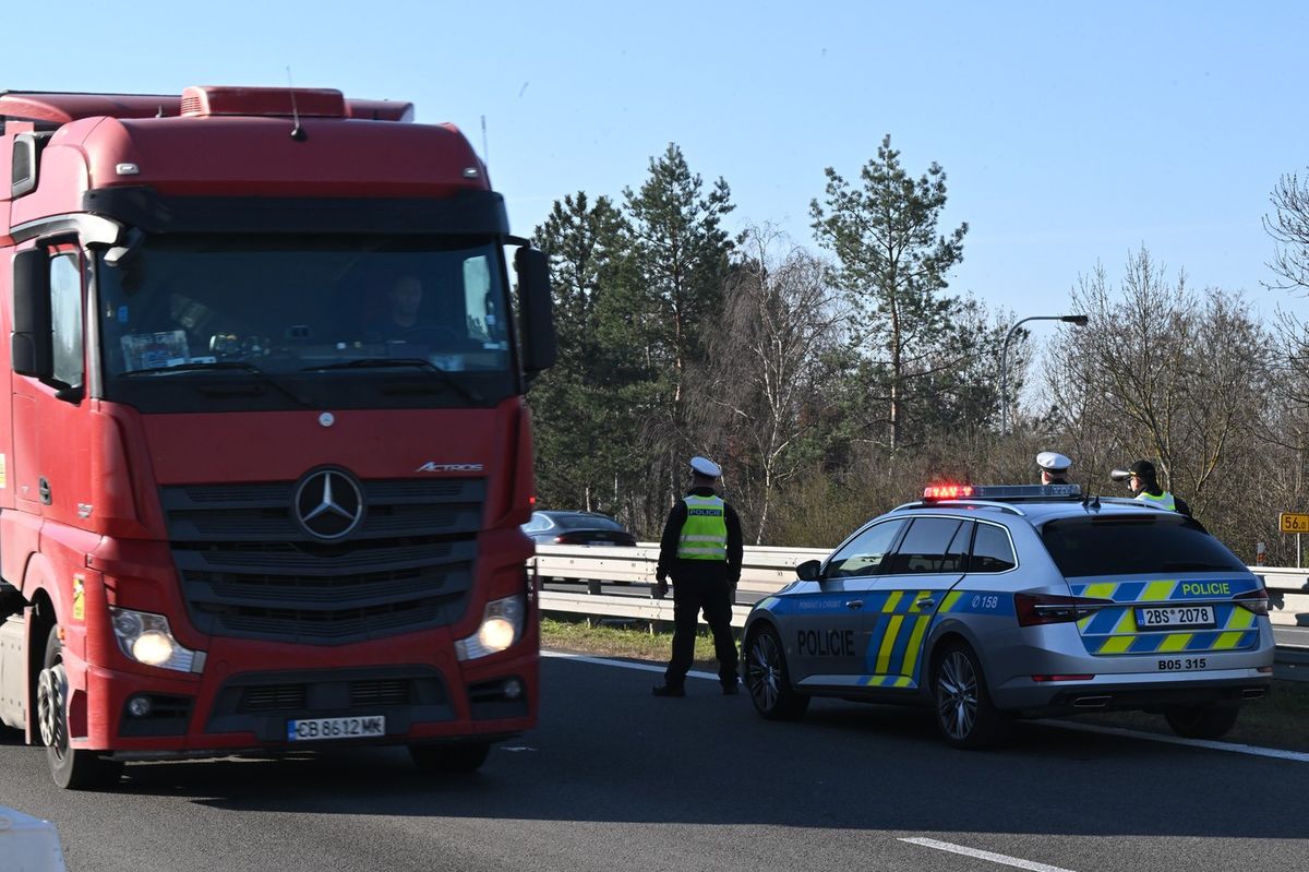 Kamioňák podle policie ukradl motory za 35 milionů