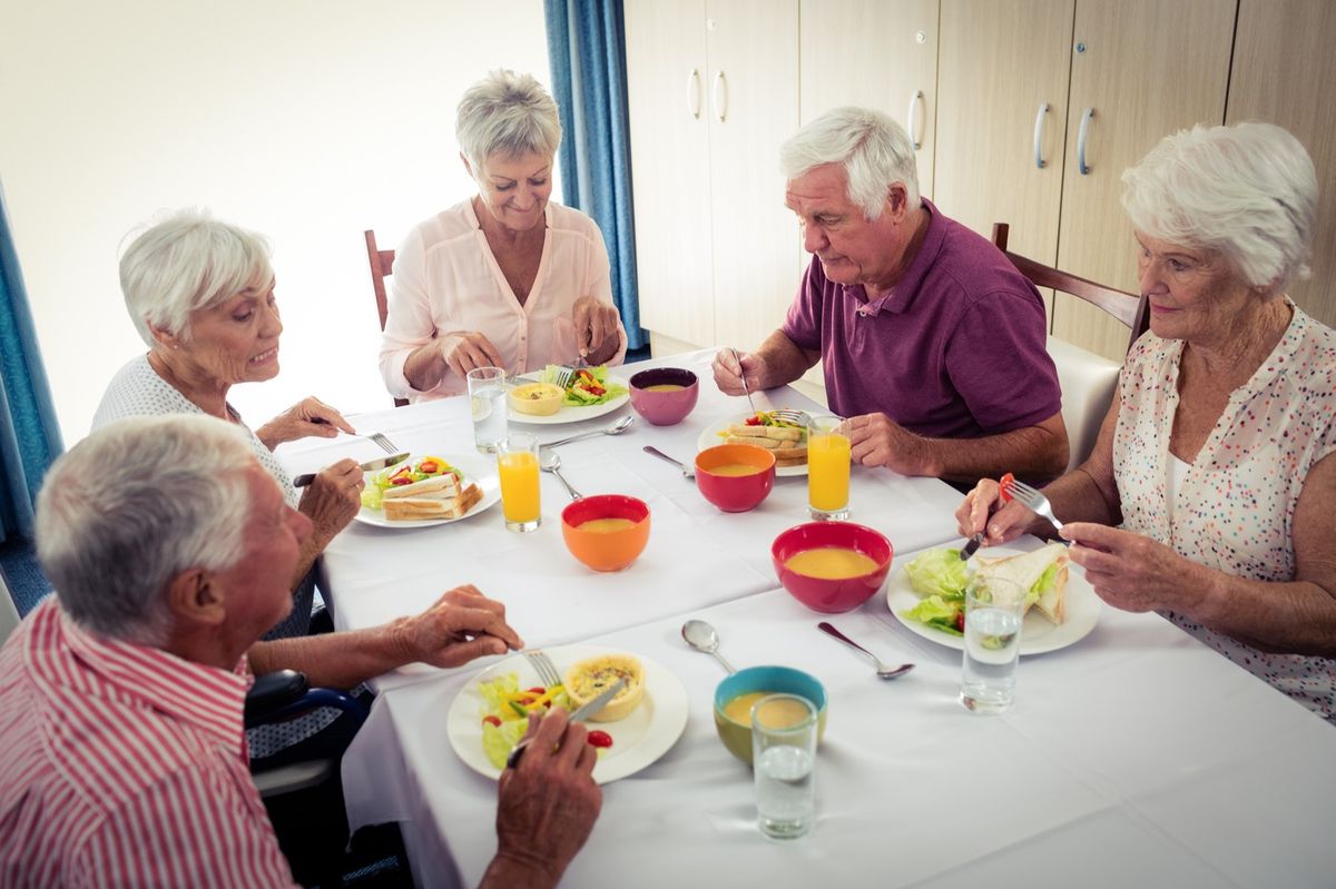 Zdraží sociální služby, pobyt i jídlo v domovech pro seniory, plánuje ministerstvo práce