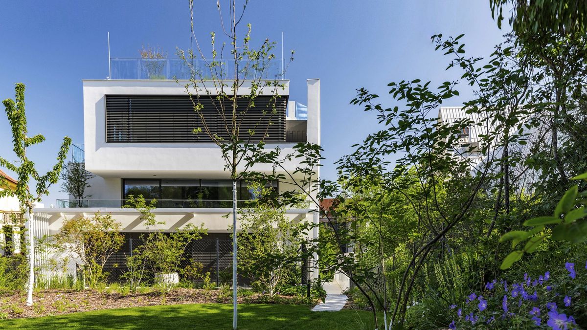 Naproti Winternitzově vile od Adolfa Loose vznikla moderní budova se střešním bazénem