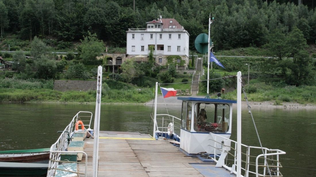 V sobotu znovu vypluje přívoz přes Labe v Dolním Žlebu. Vozí výletníky i auta
